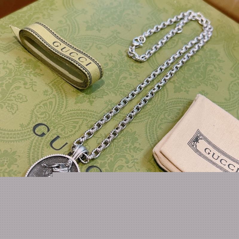 G*u*i necklaces